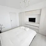 Spacious 2br Oasis Modern Comfort Near Parks & Malls Bukarest
