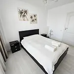 Spacious 2br Oasis Modern Comfort Near Parks & Malls Lejlighed *