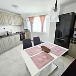 Spacious 2br Oasis Modern Comfort Near Parks & Malls