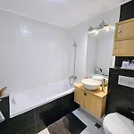 Spacious 2br Oasis Modern Comfort Near Parks & Malls Lejlighed *