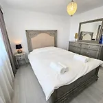 Spacious 2br Oasis Modern Comfort Near Parks & Malls * Bukarest