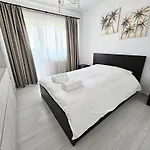 Spacious 2br Oasis Modern Comfort Near Parks & Malls Lejlighed Bukarest