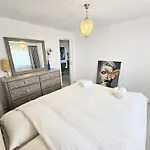 Spacious 2br Oasis Modern Comfort Near Parks & Malls Lejlighed