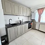 Spacious 2br Oasis Modern Comfort Near Parks & Malls * Bukarest