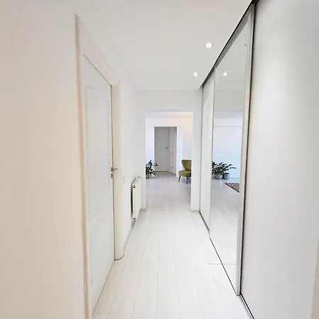 Spacious 2br Oasis Modern Comfort Near Parks & Malls * بوخارست