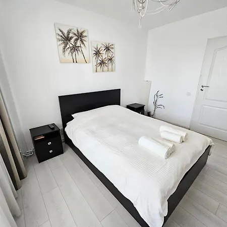 Spacious 2br Oasis Modern Comfort Near Parks & Malls شقة *