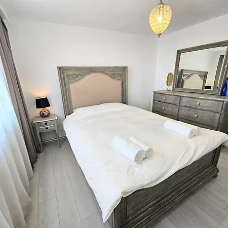 Spacious 2br Oasis Modern Comfort Near Parks & Malls * بوخارست