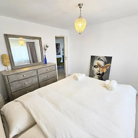 Spacious 2br Oasis Modern Comfort Near Parks & Malls شقة