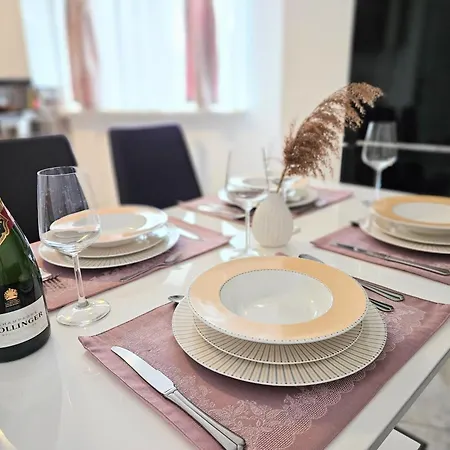 Spacious 2br Oasis Modern Comfort Near Parks & Malls Διαμέρισμα Βουκουρέστι