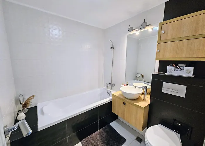 Spacious 2br Oasis Modern Comfort Near Parks & Malls Apartman *