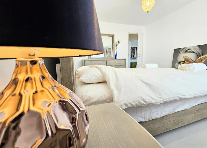 Spacious 2br Oasis Modern Comfort Near Parks & Malls