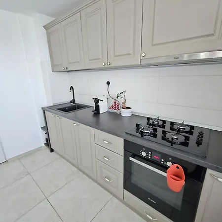 Spacious 2br Oasis Modern Comfort Near Parks & Malls