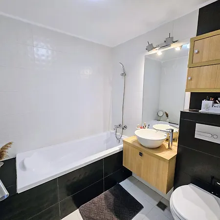 Spacious 2br Oasis Modern Comfort Near Parks & Malls Апартаменты *