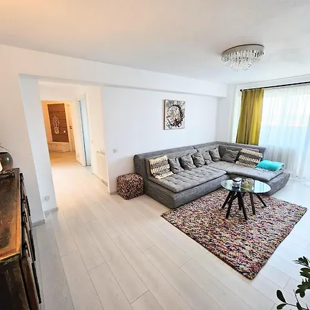 Spacious 2br Oasis Modern Comfort Near Parks & Malls *