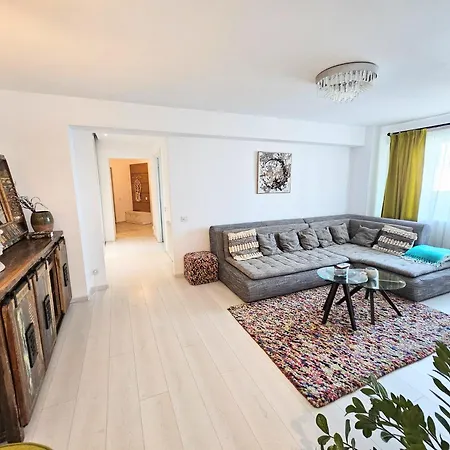 Spacious 2br Oasis Modern Comfort Near Parks & Malls דירה