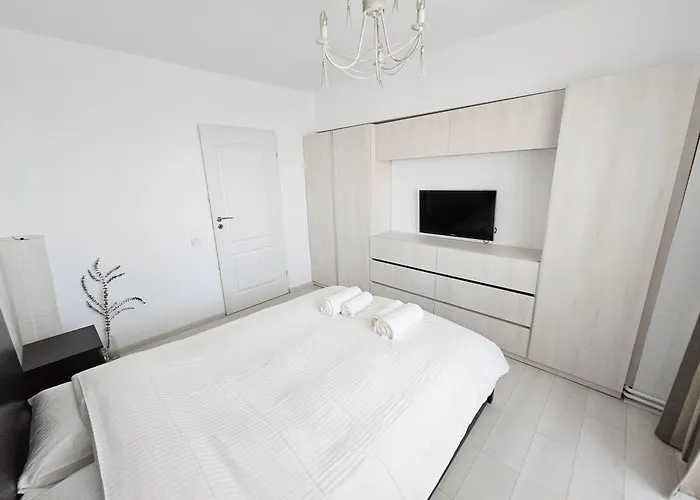 Spacious 2br Oasis Modern Comfort Near Parks & Malls בוקרשט