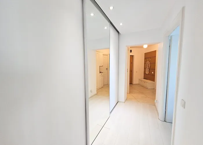 Spacious 2br Oasis Modern Comfort Near Parks & Malls