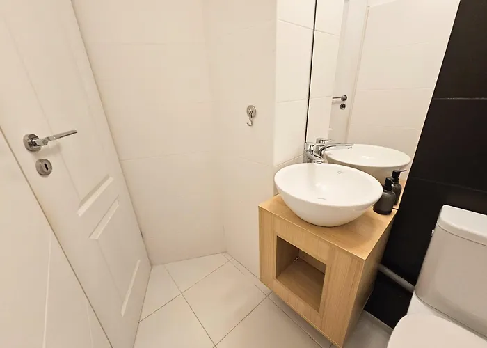 Spacious 2br Oasis Modern Comfort Near Parks & Malls * Бухарест