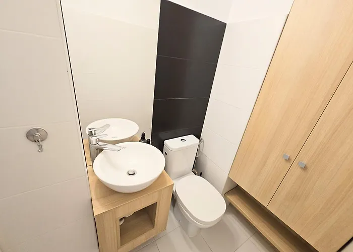 Spacious 2br Oasis Modern Comfort Near Parks & Malls דירה בוקרשט