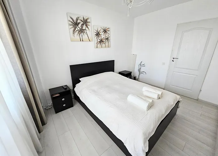 Spacious 2br Oasis Modern Comfort Near Parks & Malls Lejlighed *