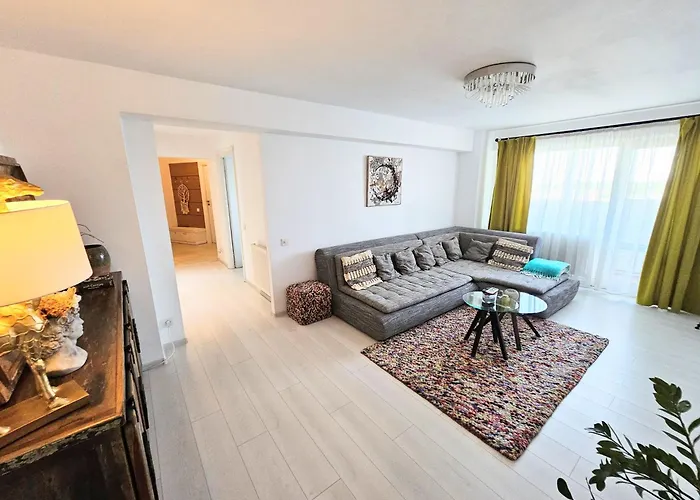 Spacious 2br Oasis Modern Comfort Near Parks & Malls *