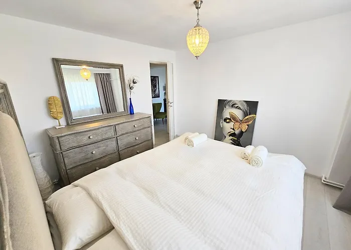 Spacious 2br Oasis Modern Comfort Near Parks & Malls דירה