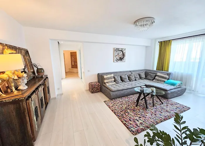 Spacious 2br Oasis Modern Comfort Near Parks & Malls Lejlighed