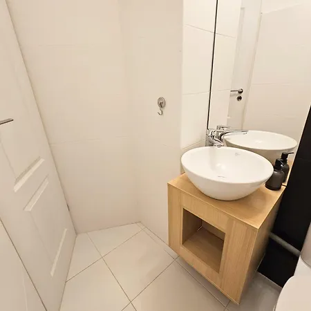 Spacious 2br Oasis Modern Comfort Near Parks & Malls * ブカレスト
