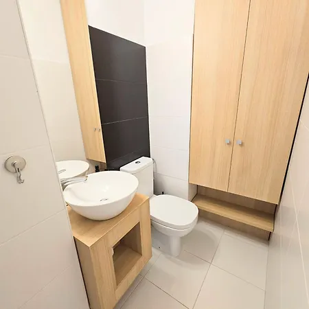 Spacious 2br Oasis Modern Comfort Near Parks & Malls ブカレスト