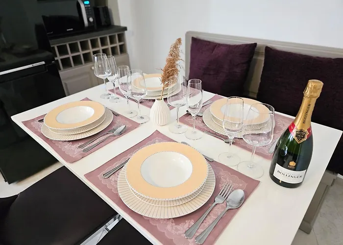 Daire Spacious 2br Oasis Modern Comfort Near Parks & Malls